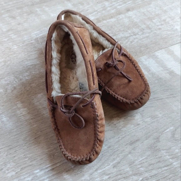 UGG Dakota Slippers - Picture 4 of 15